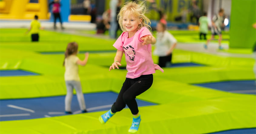 Mädchen springt auf Trampolin