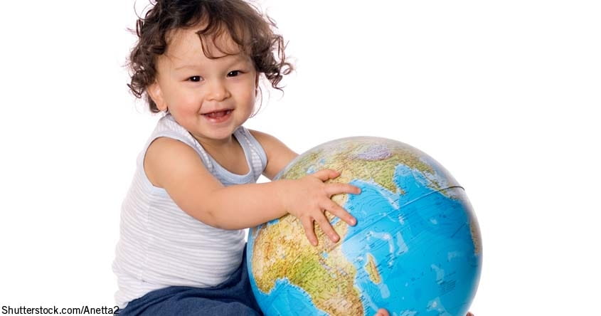 Kleinkind mit Globus