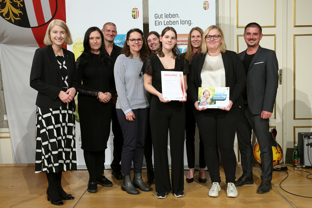 Mag. Ana Aigner freut sich mit der Krabbelstube Hargelsberg über die Auszeichnung