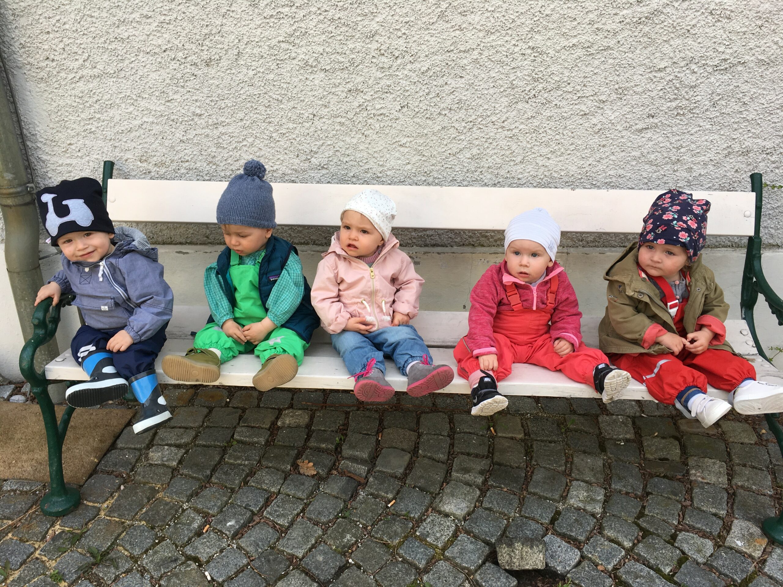 Kleinkinder sitzen auf er Bank