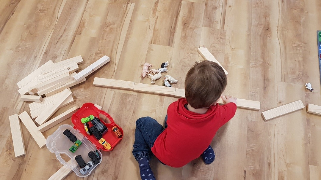 Nachmittagsbetreuung Offenhausen, Kinder spielt mit Holz, St. Florian Hausfeld