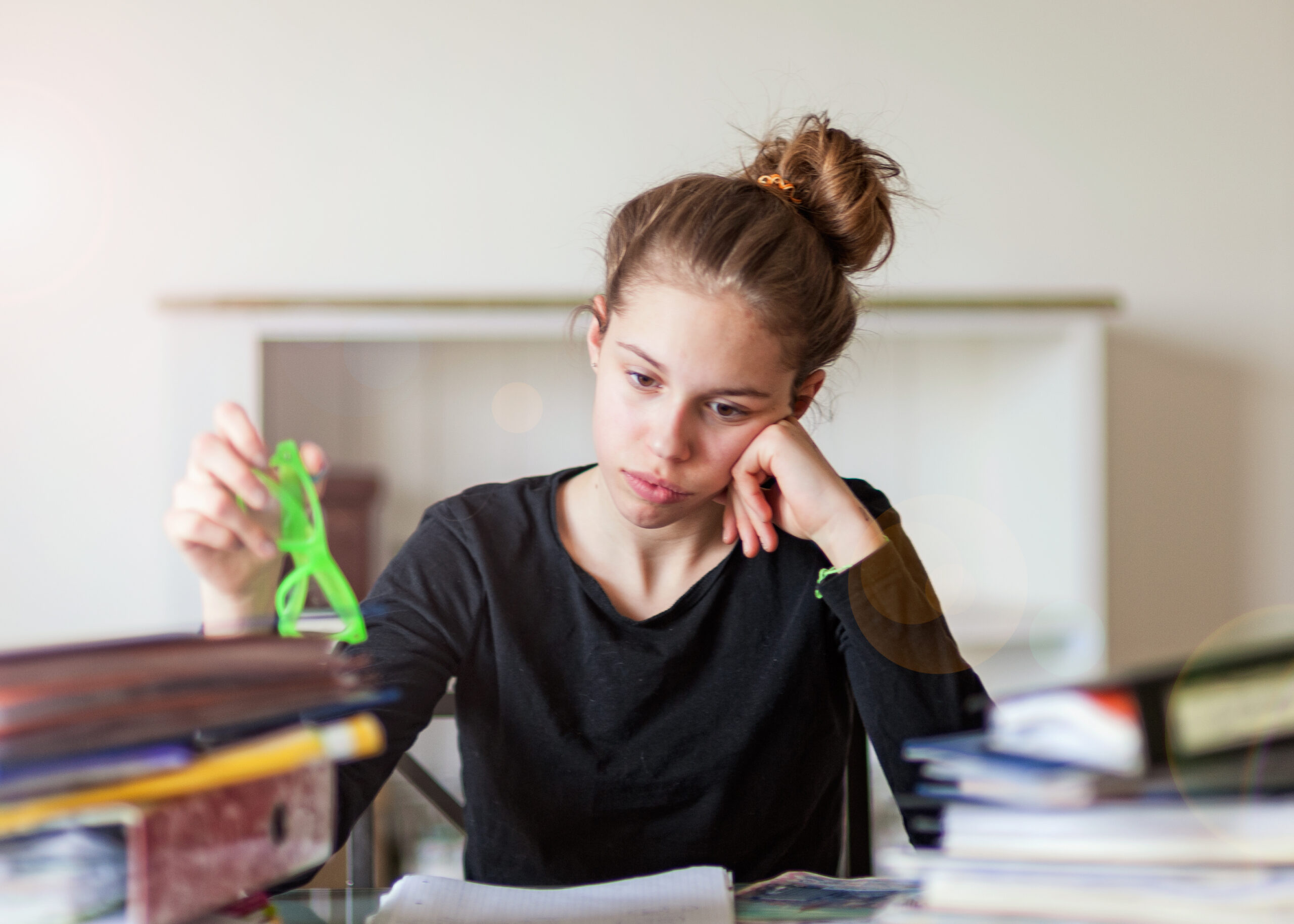 Erziehungsberatung, Mädchen schaut bedrückt auf Tisch