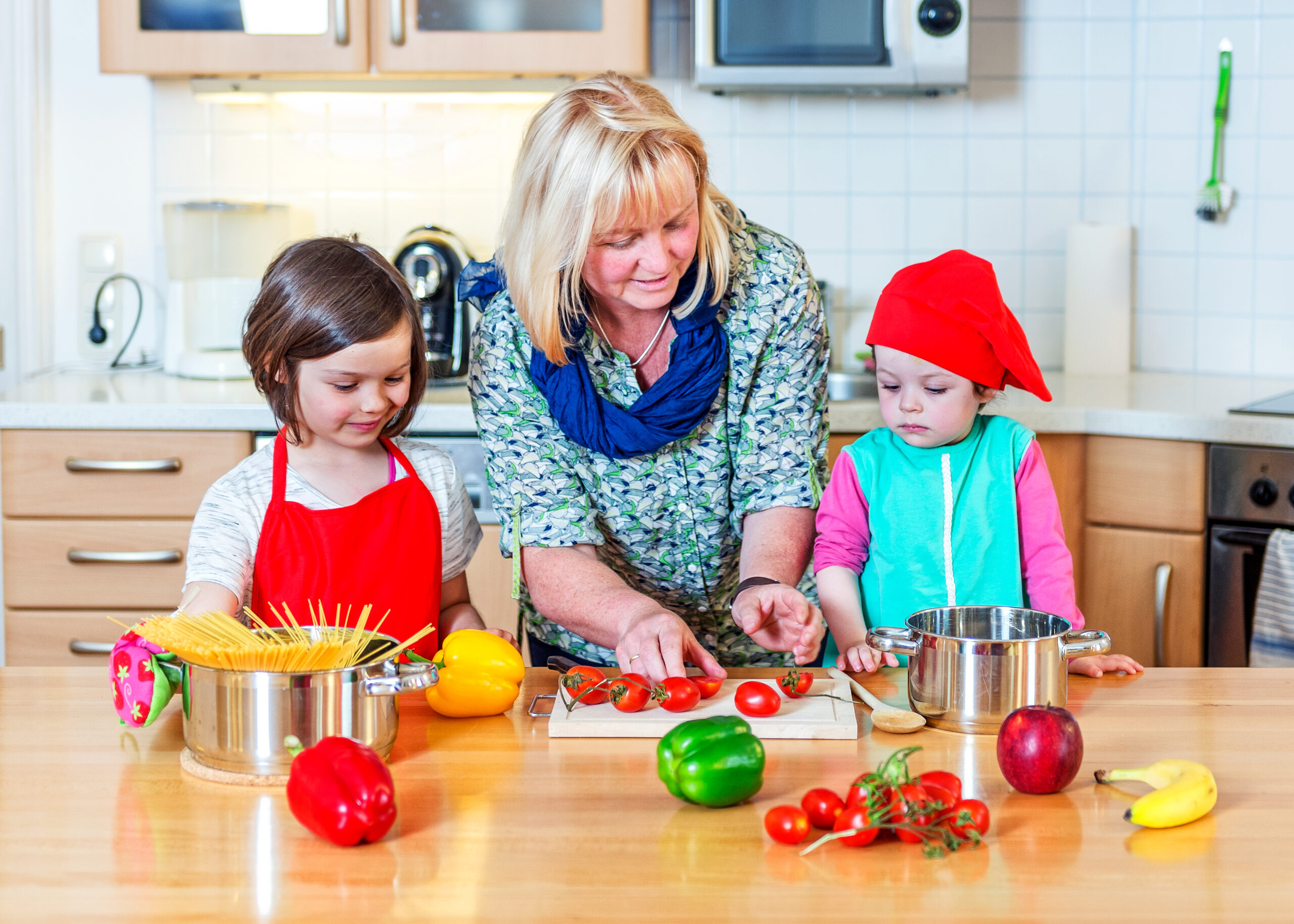 Oma mit Kindern beim Kochen