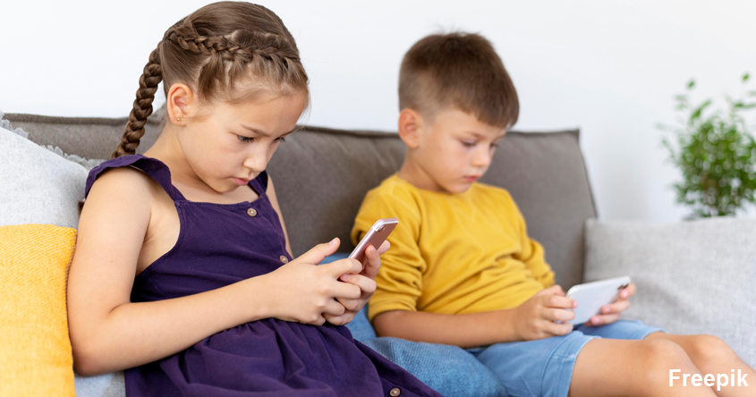 Kinder spielen mit dem Handy