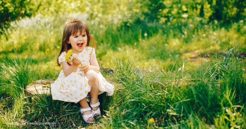 Maedchen Wiese Sommer_Familienbundzentrum Linz-Urfahr