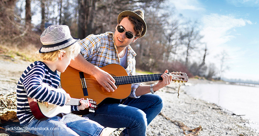 Familienbundzentrum Linz-Pichling_Vater Bub Gitarre Seeufer