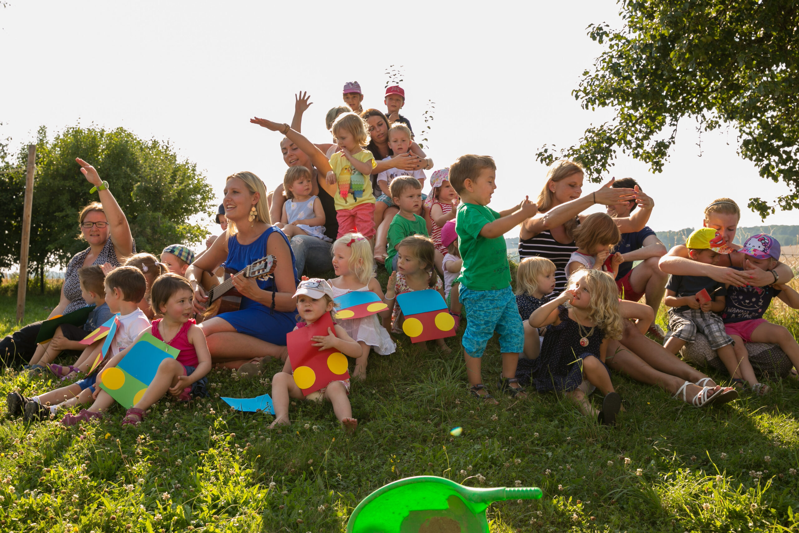 Familienbundzentrum St. Florian, Kinder sitzen am Berg und singen