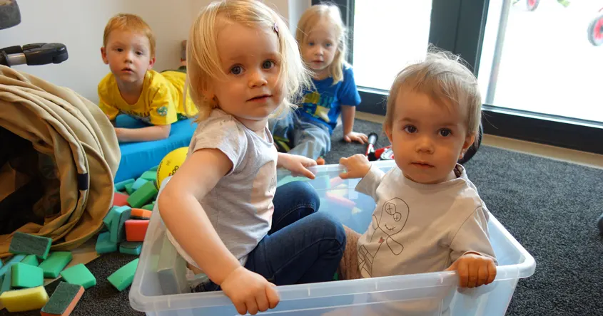 4 Kinder sitzen im Kindergarten