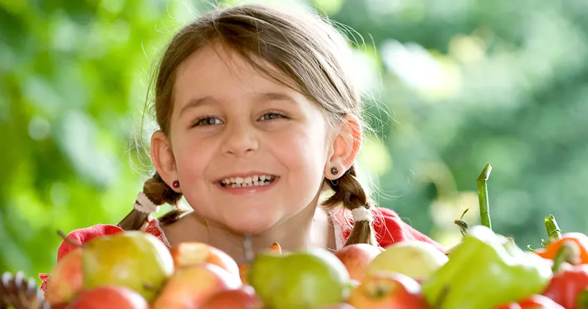 Maedchen mit Obstkorb