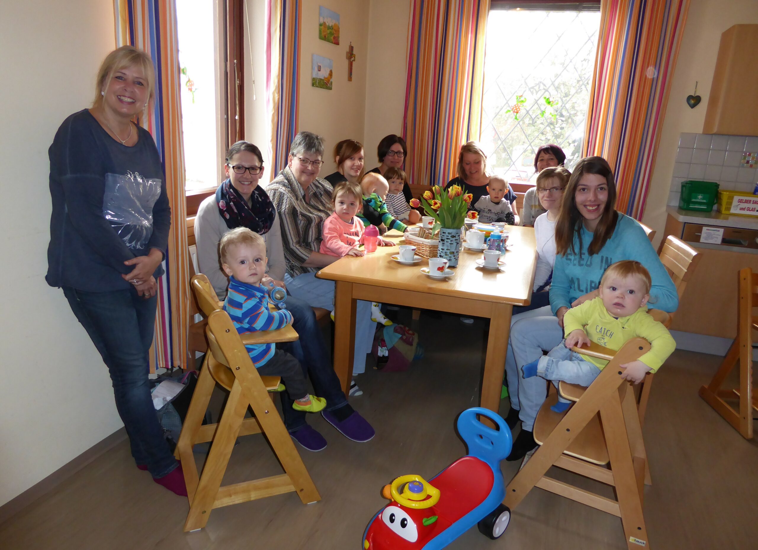 Familienbundzentrum Neuhofen an der Krems, Gruppenfoto Mamas und Kleinkinder an einem Tisch