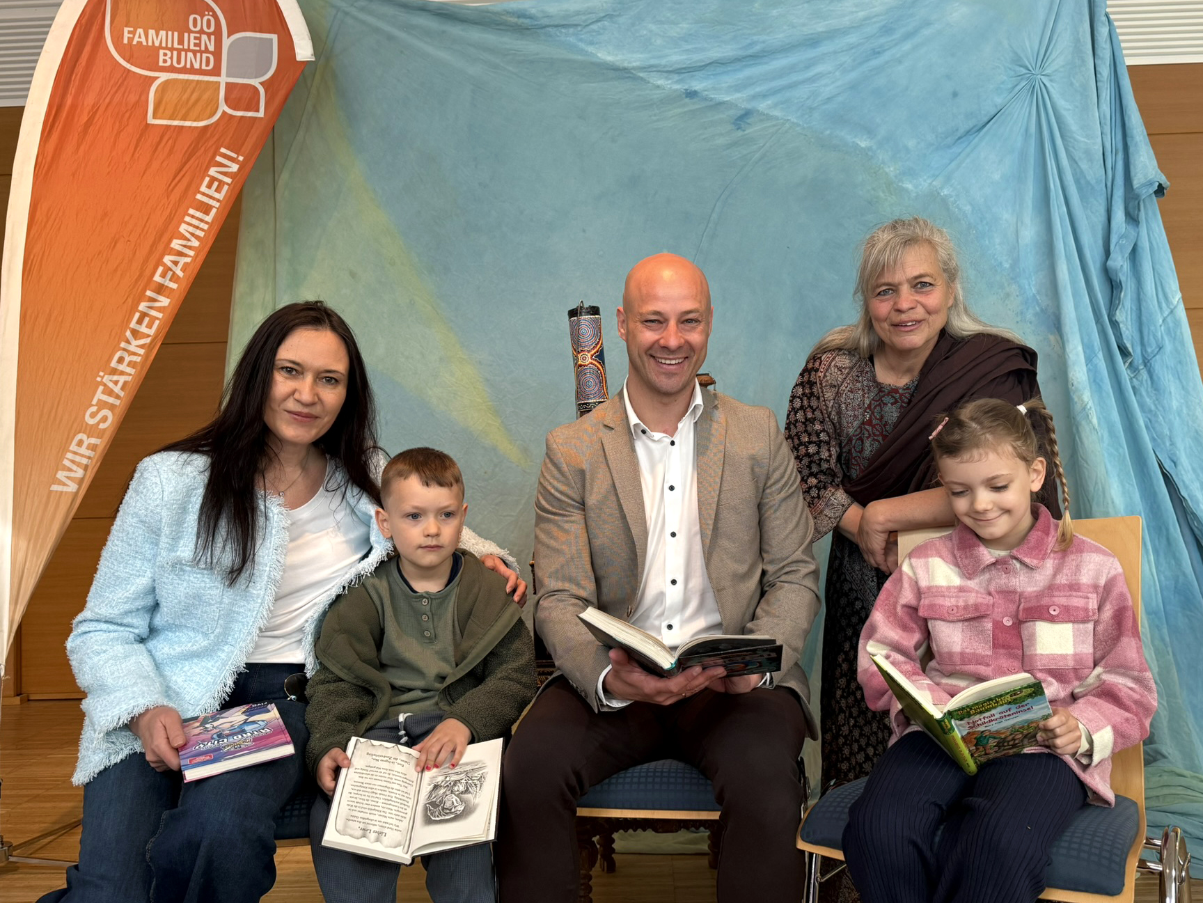 Ana Aigner, Martin Hajart, Ursula Laudacher und Kinder die das Lesefestival besucht haben