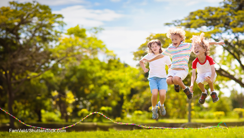 Kinder Seilspringen im Sommer