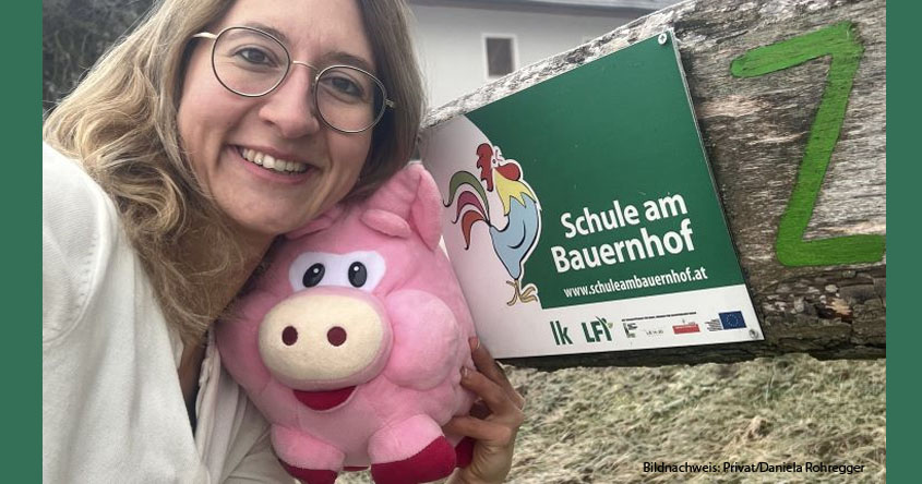 Daniela Rohregger mit Stoff Schwein