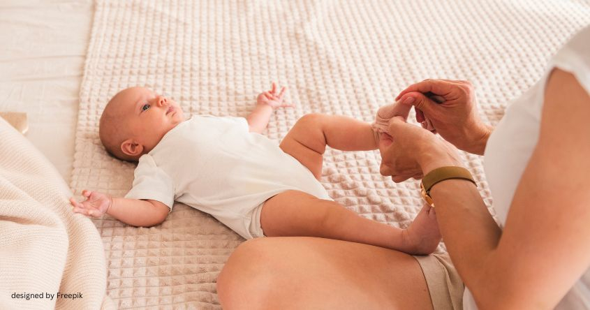 Babyfüßchen werden massiert