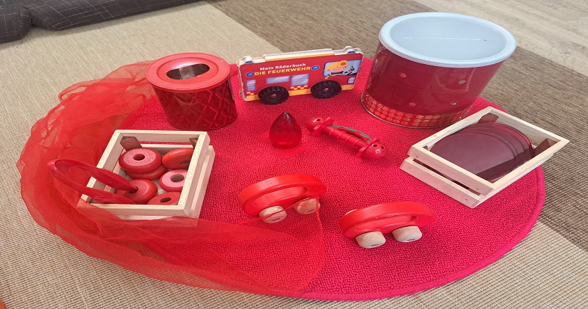 vorbereitete Babyspielgruppe in der Farbe rot