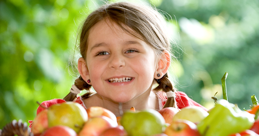 Kind mit Obst/Gemüse