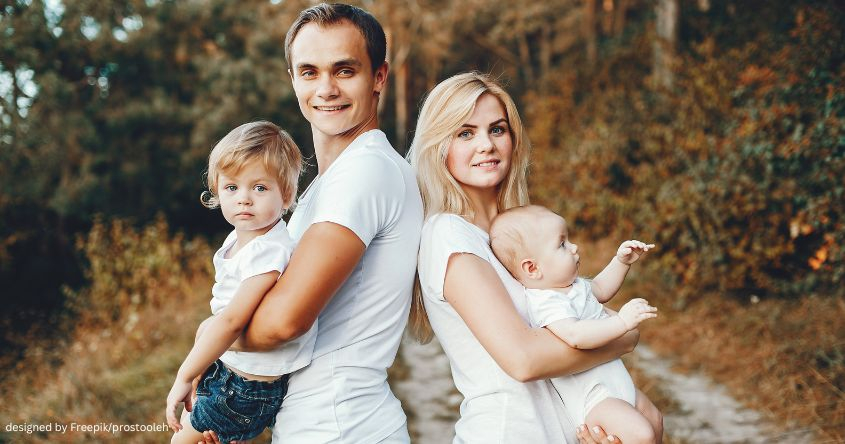 Vater und Mutter die jeweils ein Kleinkind tragen.