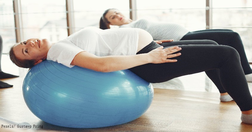 2 schwangere Frauen auf Gymnastikbällen