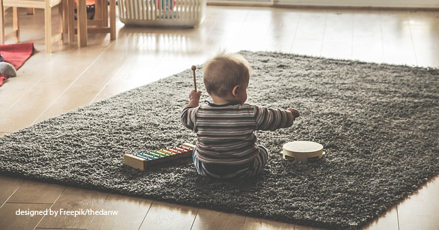 Baby sitzt am Boden