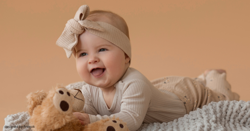 Freepik_Baby_lachen_Kuscheltier.jpg