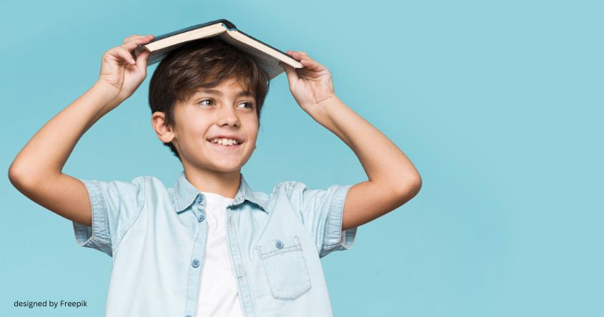 Junge mit Buch auf Kopf