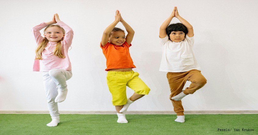 Kinder in Yoga-Pose