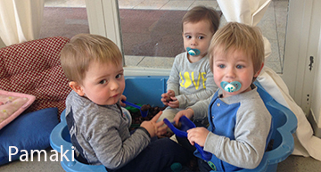 3 Kinder in einer blauen Wanne sitzend