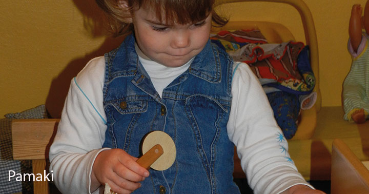 Mädchen mit Pizzaroller in der Hand