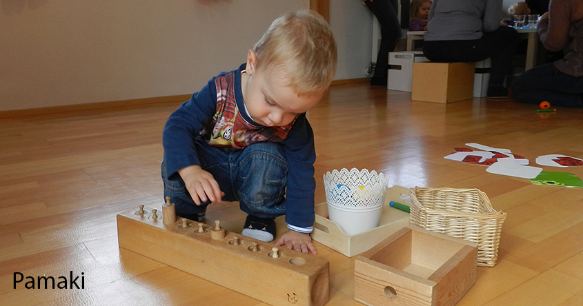 Junge vor einem Steckspiel