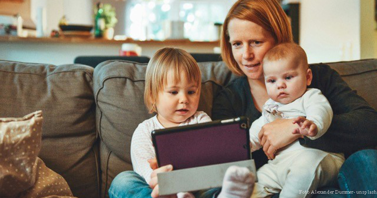 Mutter mit Kindern Tablet