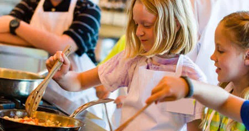 Kinder beim Kochen