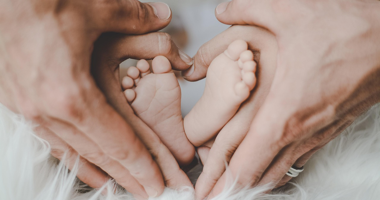 Herz aus Baby-Füßen und Eltern-Händen