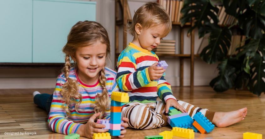 Kinder spielen gemeinsam