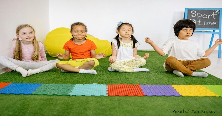 Kinder im Yogasitz