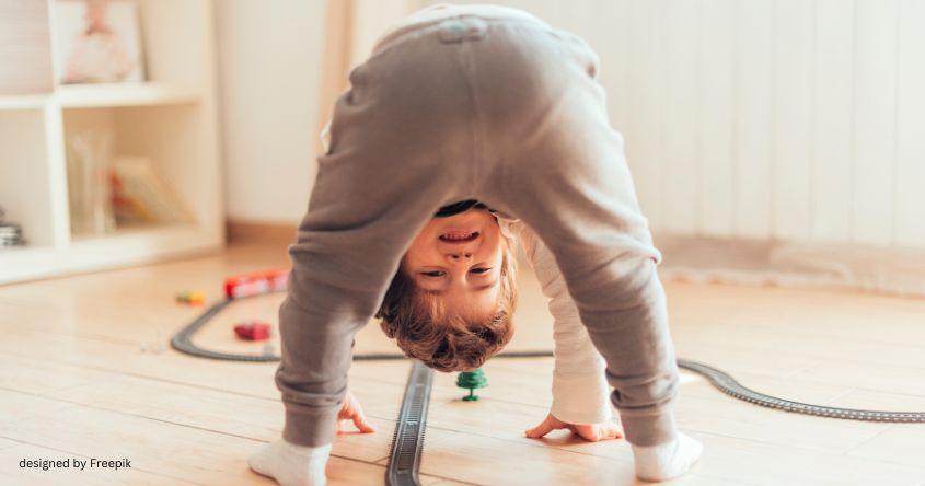 Kind lacht und macht Handstand