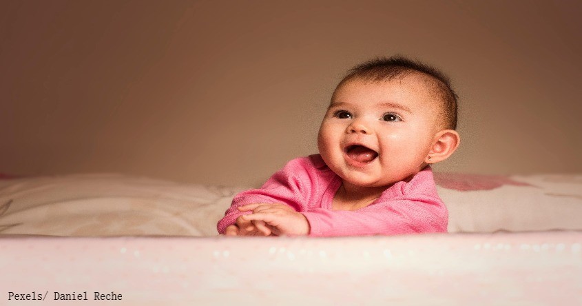 Baby lacht in Kamera