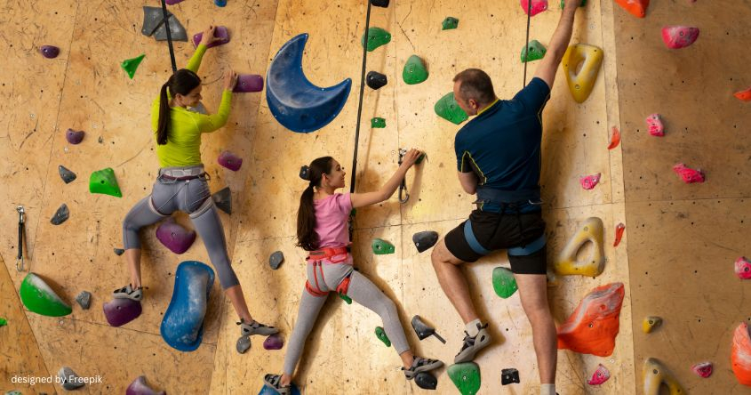 Familie klettert indoor