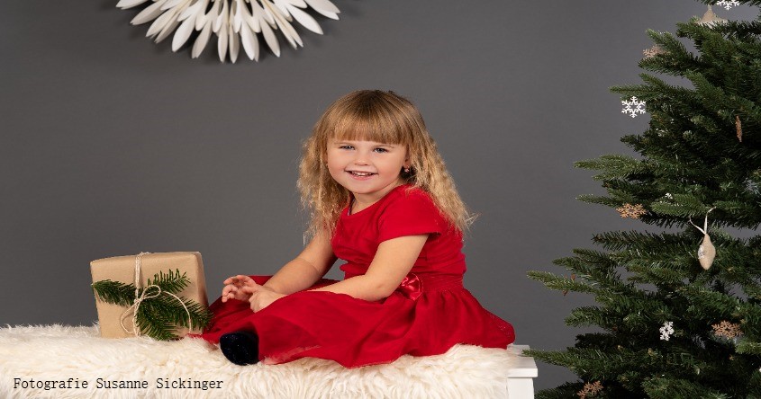 Mädchen in Weihnachtsdekoration