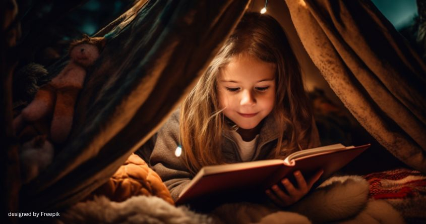 Mädchen unter Zelt mit Buch