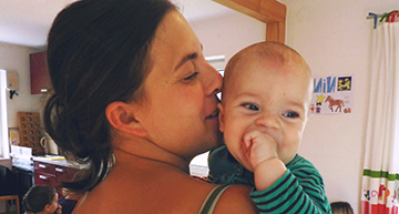 Mama mit Baby am Arm