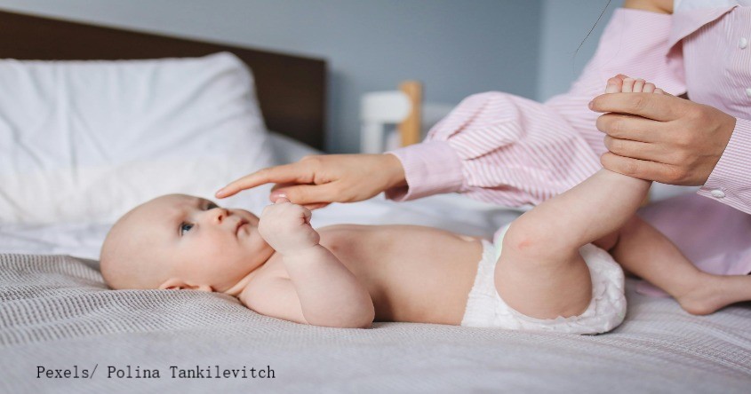 Baby liegend und Frau