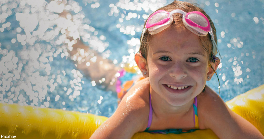 Mädchen das schwimmt.
