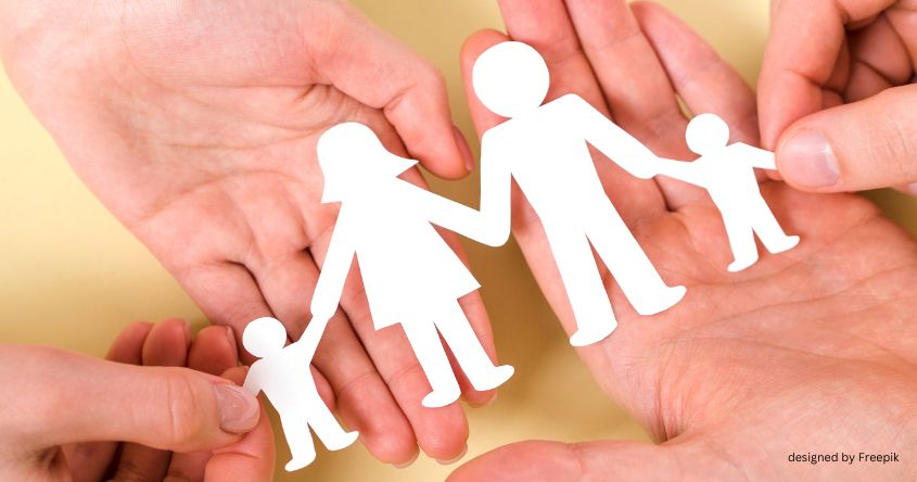 Freepik_Haende_Papierfamilie.jpg