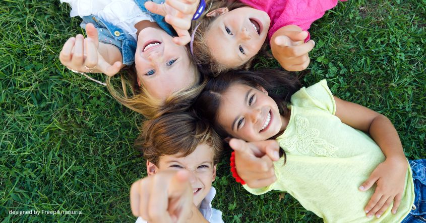 Kinder liegen Wiese