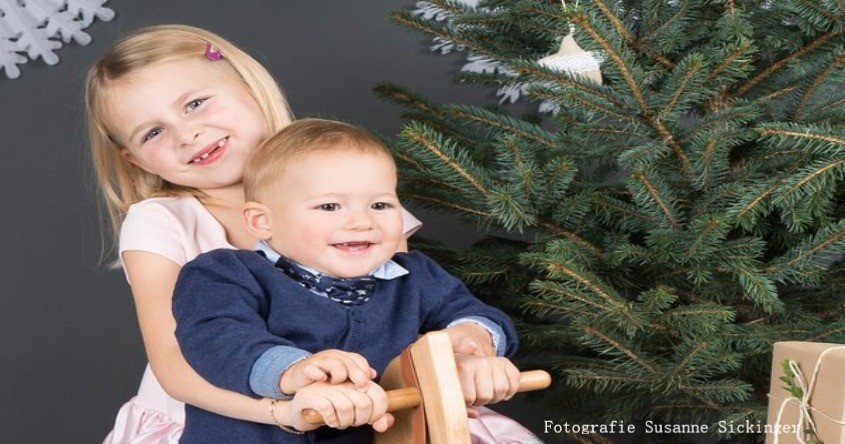 2 Kinder vor Weihnachtsdeko
