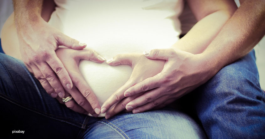 Hände auf Babybauch