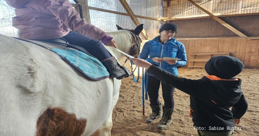 Frau mit Kind und Pony