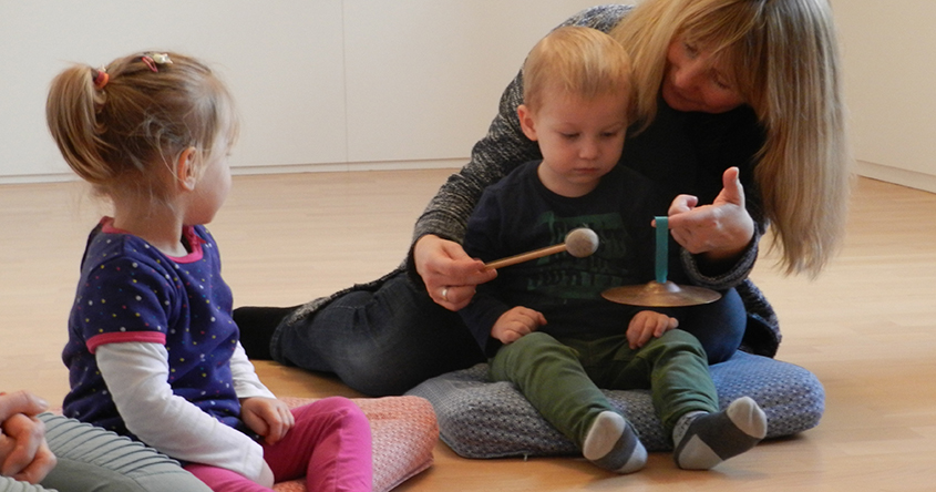 Mama mit Kind musiziert