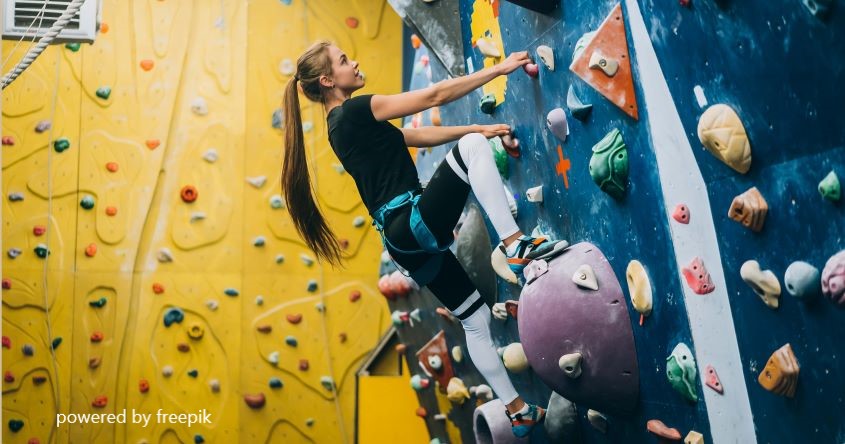 Mädchen klettert