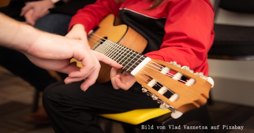 Kind mit Gitarre